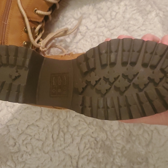 NWOT Booties Size 6 - Picture 4 of 5